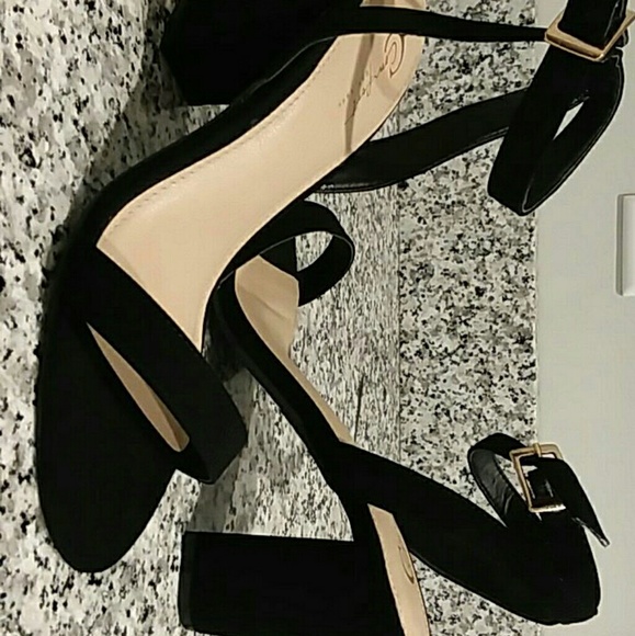 Black strap heel - Picture 2 of 3